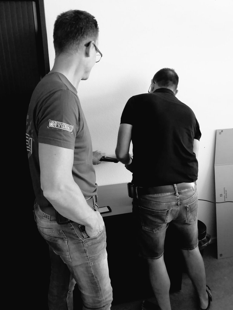 JanMeinster's tweet photo. Lekker dagje werken op het eigen eiland. Ondertussen wordt er wat licht kluswerk verricht door de een paar handige eilandelijke VRR collega's. #teamwork #VRRNEXT https://t.co/IzBdaKWinD