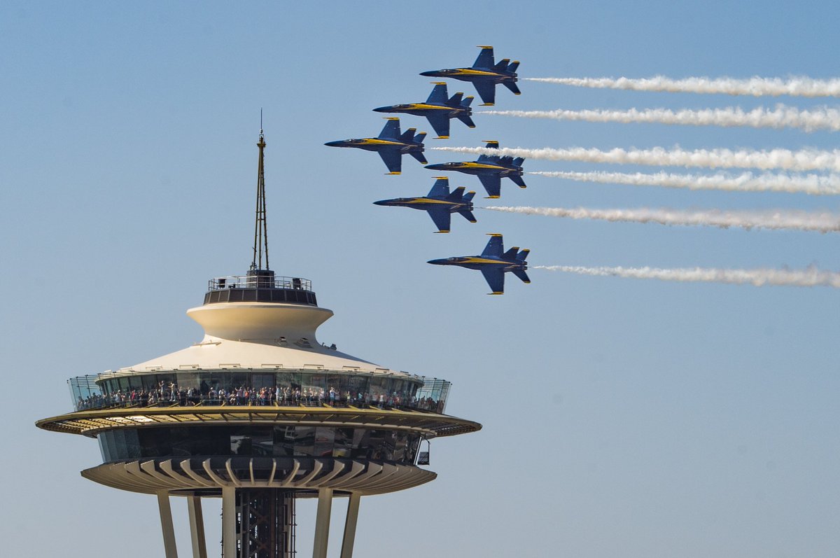 在日米海軍司令部 ワシントン州シアトルで行われたシアトルseafairのエアショーで スペースニードルのそばを飛行するブルーエンジェルス