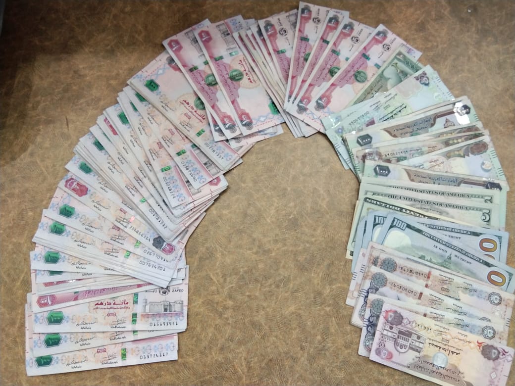 Vigilant #CISF personnel apprehended a pax. namely Mr. Basheer  Chalumadathil carrying high volume of foreign currency (UAE Dirhams-20835 &  USD-355) worth approx. INR 4.32 lakh concealed in his bag @ Kannur Airport.