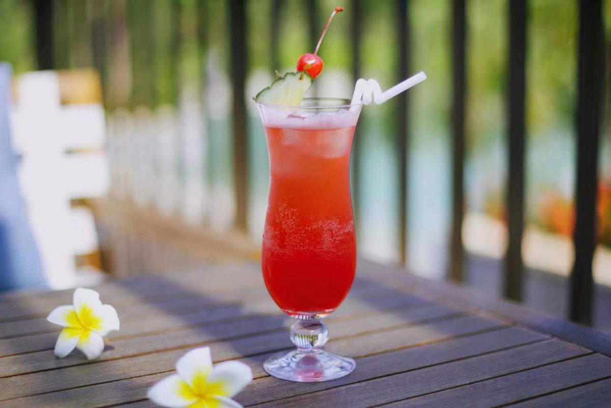 RafflesHainan's tweet photo. A lively meeting place that pays homage to the legendary at Raffles Hotel Singapore, where a bartender from Hainan first created the famous #SingaporeSling.🍹🍾 https://t.co/RJZehWI96Z