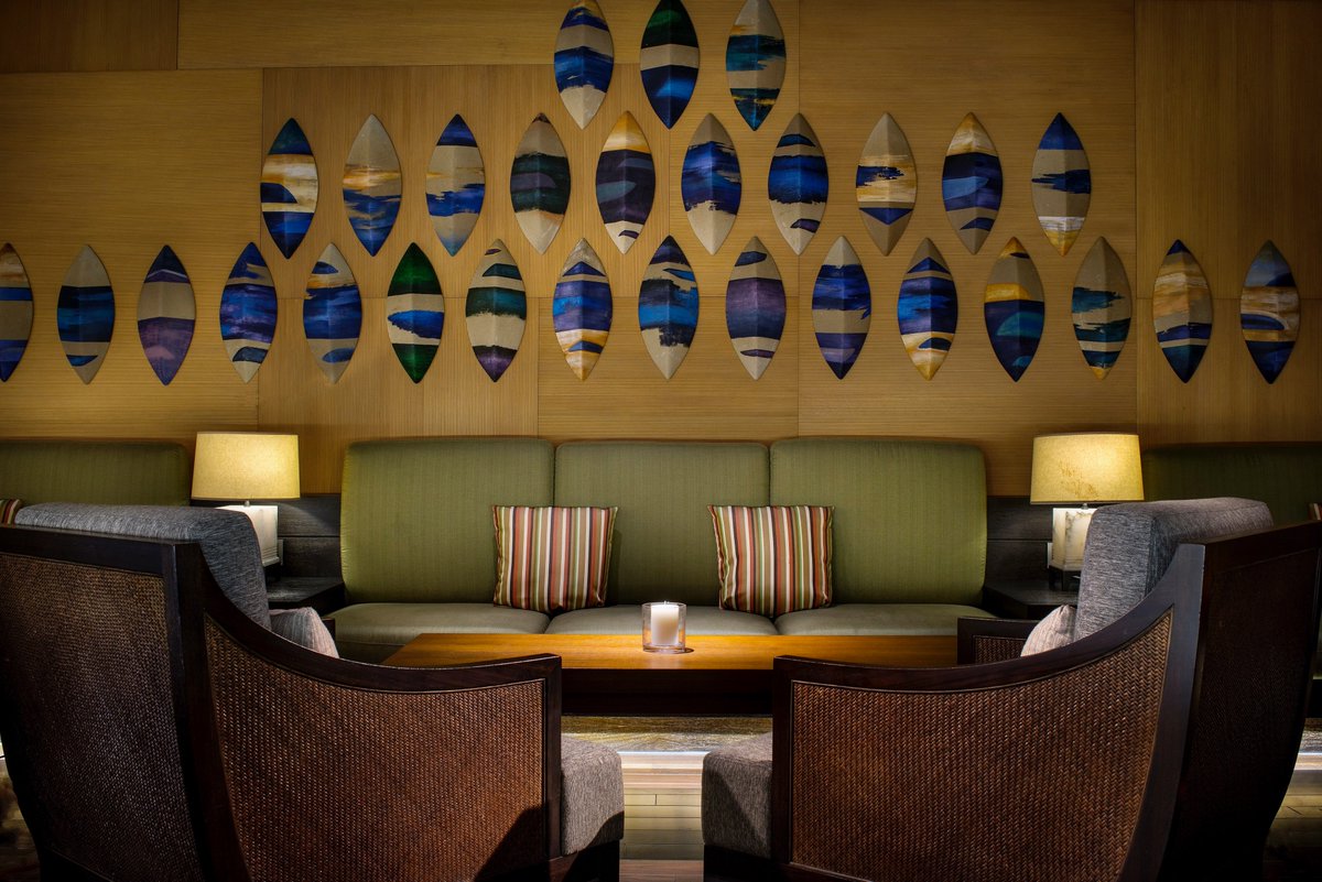 RafflesHainan's tweet photo. A lively meeting place that pays homage to the legendary at Raffles Hotel Singapore, where a bartender from Hainan first created the famous #SingaporeSling.🍹🍾 https://t.co/RJZehWI96Z