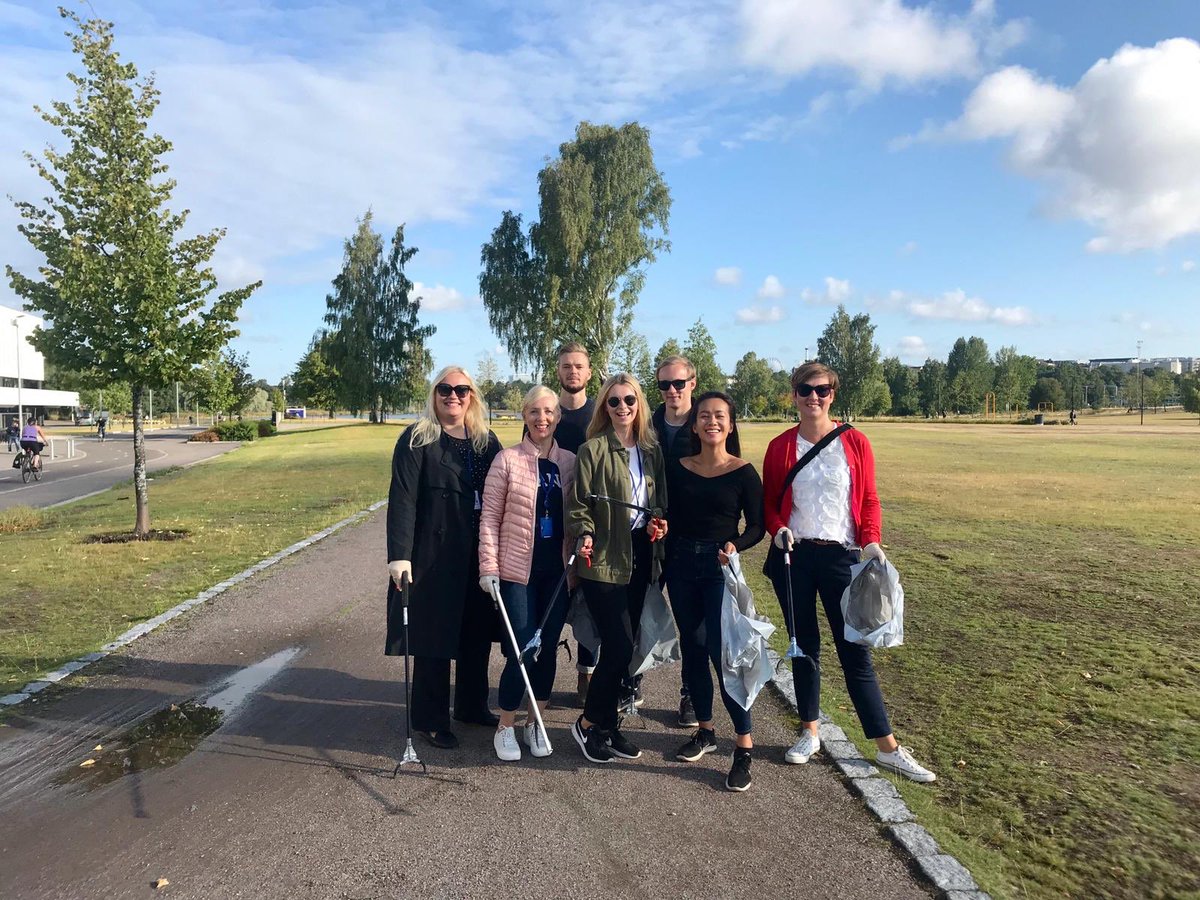 KPMGFinland's tweet photo. Tänään 200 KPMG-vapaaehtoista 7 paikkakunnalla siivoaa puistoja, ulkoilee vanhusten kanssa, lajittelee lahjoitustavaroita tai antaa muilla tavoin työaikaansa hyvään tarkoitukseen. #KPMGvolunteers https://t.co/3eyEHdVrTQ