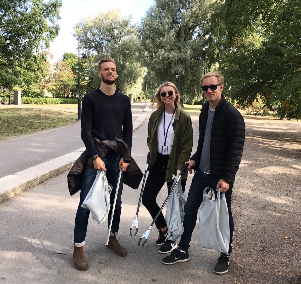 KPMGFinland's tweet photo. Tänään 200 KPMG-vapaaehtoista 7 paikkakunnalla siivoaa puistoja, ulkoilee vanhusten kanssa, lajittelee lahjoitustavaroita tai antaa muilla tavoin työaikaansa hyvään tarkoitukseen. #KPMGvolunteers https://t.co/3eyEHdVrTQ