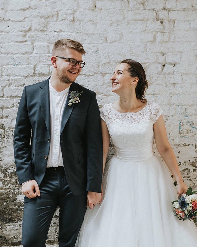 weheartpicture's tweet photo. Happy days! TFIF⚡️🖤 S+H
.
.
.
.
 #london #wedding #alternativeweddingphotographer #weheartpictures #thatsdarling #lookslikefilm #londonbride #tribearchipelago  #londonbride  #peoplescreatives #justmarried  #flashofdelight #citywedding #alternativewed… https://t.co/xZDMJPNkP2 https://t.co/FVF7S7hXnD
