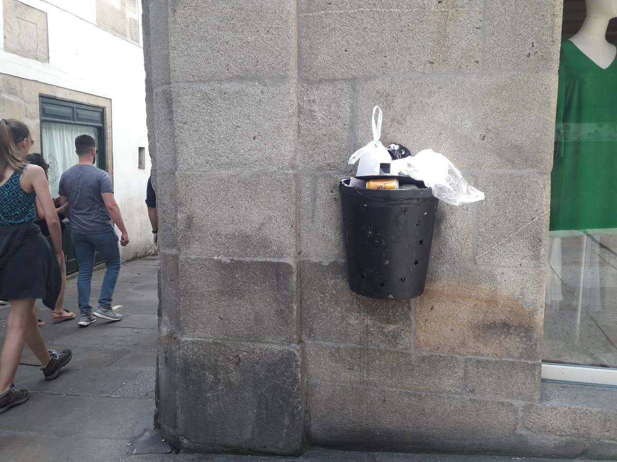 bngcompostela's tweet photo. Non hai suficientes colectores de lixo nin papeleiras de recollida selectiva na Cidade Histórica, cando se están a xerar moitos residuos que poderían ir separados para favorecer a súa reciclaxe https://t.co/8SSTRzGHHj