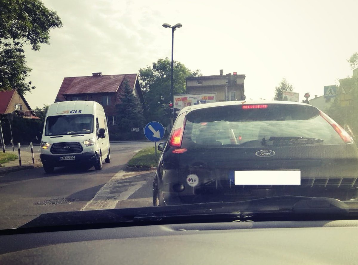 4FunRallyTeam's tweet photo. Pochwalcie się, kto jeździ jeszcze z naszą wlepą? 
W drodzę do pracy napotkaliśmy samochód z naszą naklejką🔥 
Jest Was więcej? 
Mile widziane zdjęcie w komentarzu :)

Udanego weekendu! 🌞

#wlepa #4funarallyteam #team #druzyna #fun #rally #4x4 #offroad #mojpolaris https://t.co/4PWEiqFwlF