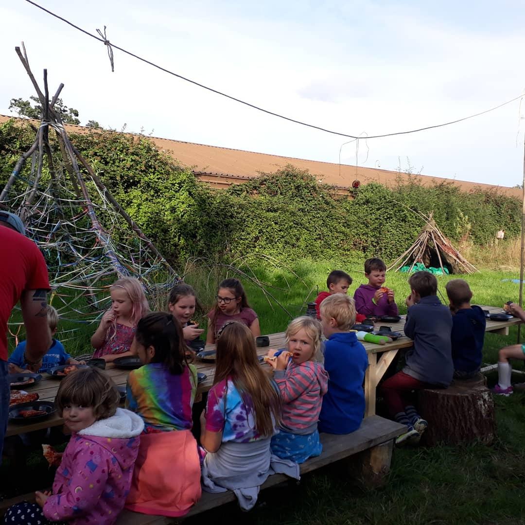 Theforesttrail2's tweet photo. Our campfire cooking sessions are going well last night, clay oven cooked pizza https://t.co/kex11q0crK