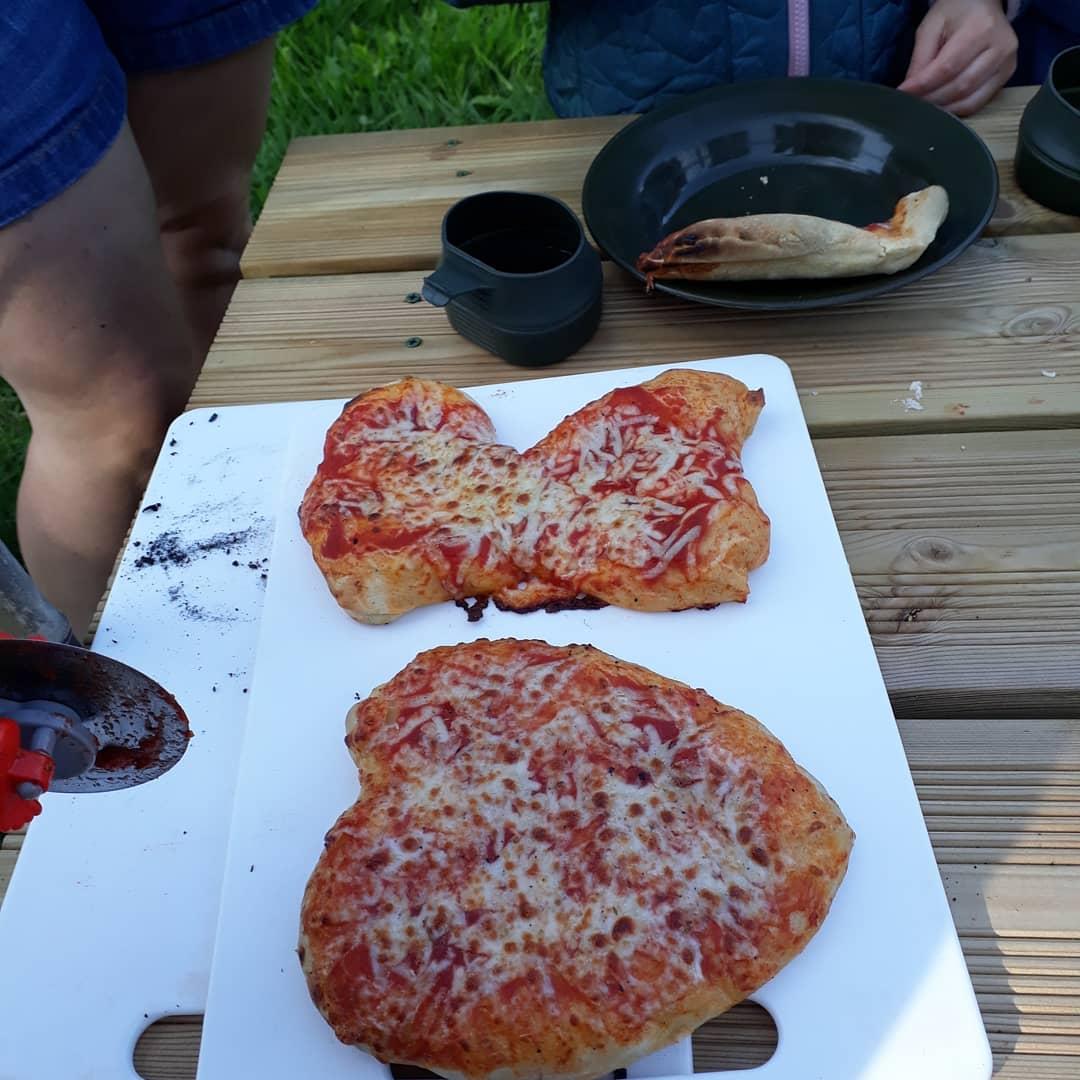 Theforesttrail2's tweet photo. Our campfire cooking sessions are going well last night, clay oven cooked pizza https://t.co/kex11q0crK