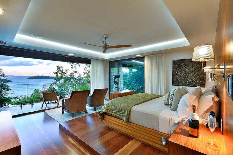 Holidayonhamo's tweet photo. This bedroom though!  One of the most exclusive homes on Hamilton Island.  An experience of a lifetime...... see more of this stunning home 👉  https://t.co/cjPcOSNRYK

#hamiltonislandluxuryhomes #hamiltonisland #hamiltonislandluxury #whitsundayaccommodation https://t.co/PPpANv461k