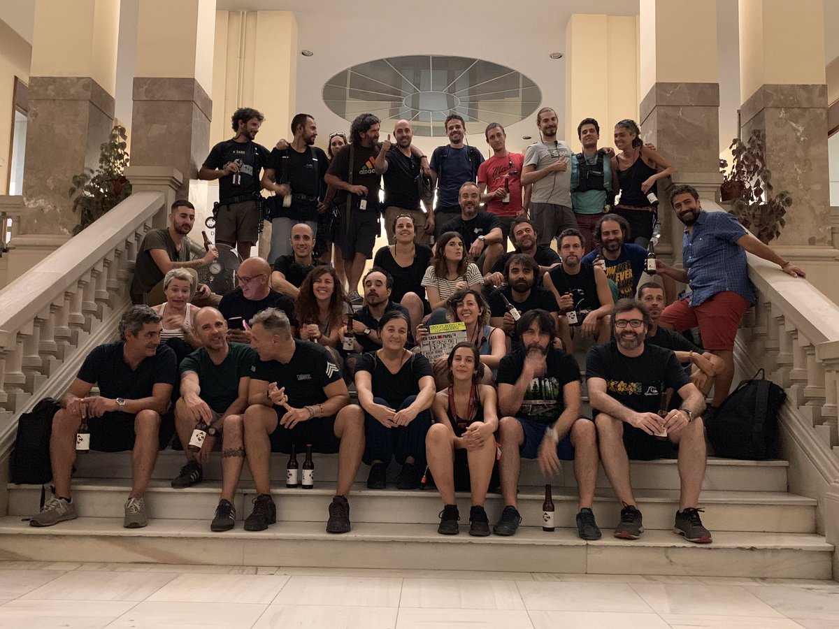 RCserviceSpain's tweet photo. Esto se acaba y una vez más NOS SOBRAN LOS MOTIVOS para celebrar .
SALUD segundo equipo de rodaje de #lcdp4 que terminó la pasada madrugada🍻.
Felices de haceros felices brindando con la #RCbeer edición especial #LaCasaDePapel … https://t.co/eOnPeOSI21… https://t.co/X9QMLe62Ks