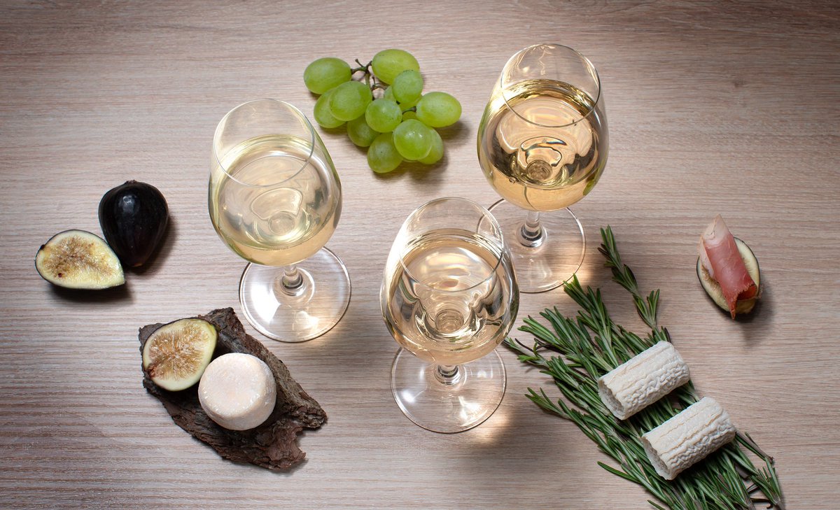 viamowines's tweet photo. ⚡️Nouveau ! Le coffret Premium se déguste maintenant en « Édition Blanc ». Pour s’abonner ou pour offrir. 3 vins blancs rares. Tous les 2 mois. Dans 1 coffret. Chez vous. 🙌 Découvrez le nouveau coffret ! 🙏https://t.co/lYf4q01pMD https://t.co/fAiv6eCAdI