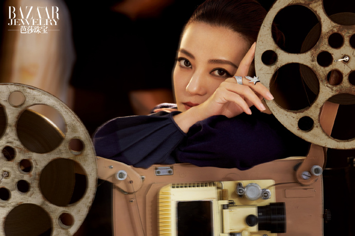 dramapotatoe's tweet photo. #ZhaoWei is the cover star of Harper's Bazaar Jewelry - Aug 2019 issue

Full spread - https://t.co/38yPMNjMsf

#赵薇 #vickyzhao https://t.co/1k6xPRdhFk