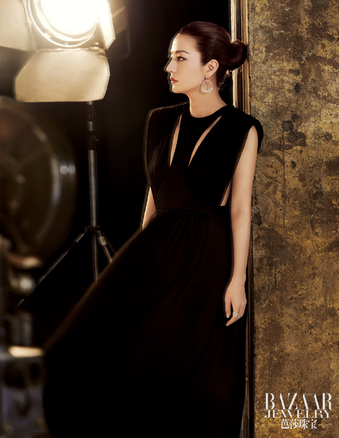 dramapotatoe's tweet photo. #ZhaoWei is the cover star of Harper's Bazaar Jewelry - Aug 2019 issue

Full spread - https://t.co/38yPMNjMsf

#赵薇 #vickyzhao https://t.co/1k6xPRdhFk