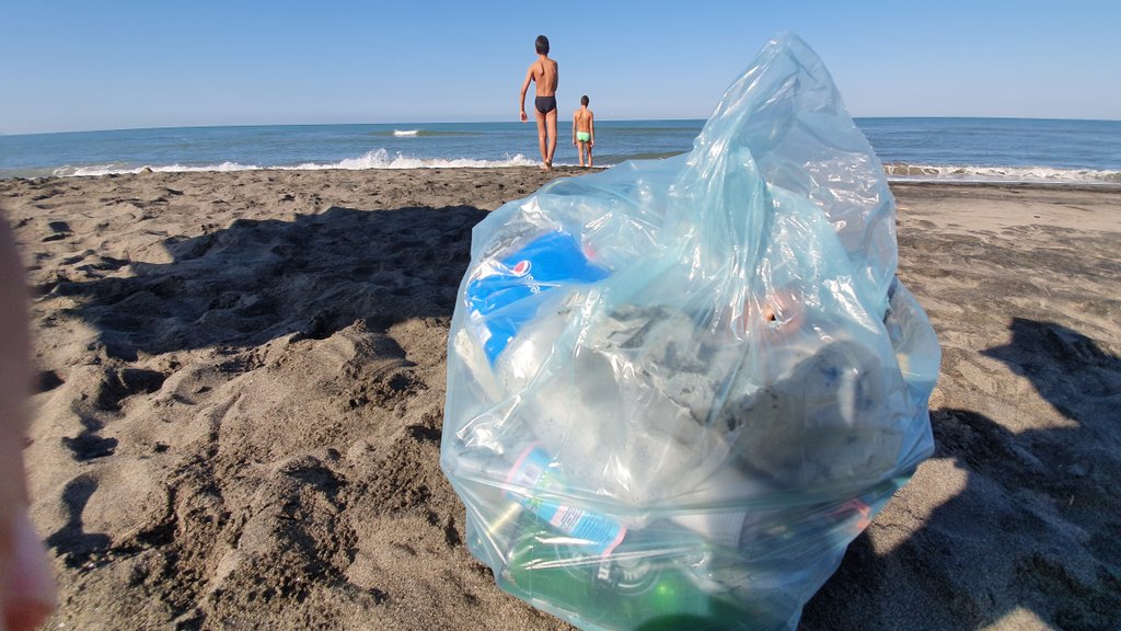 aletar's tweet photo. Dopo la mareggiata il #mare ha vomitato di tutto: bottiglie e flaconi di #plastica, vetro, lattine, tappi, cannucce, pantofole e polistirolo. Abbiamo piazzato un altro cartello e segnalato i rifiuti raccolti al numero #PlasticRadar #Greenpeace #plasticfree #zerorifiuti #zerowaste https://t.co/7SO7QXJLuR