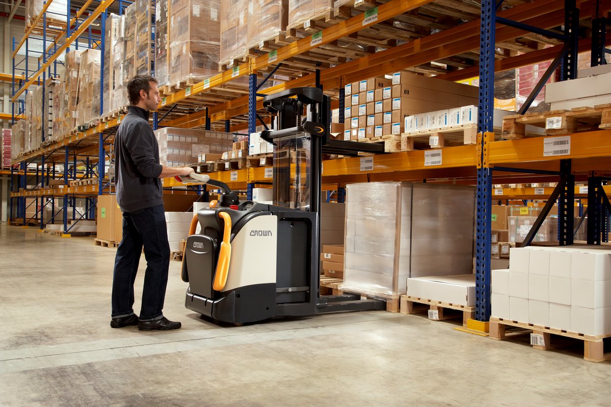 crown_europe_en's tweet photo. It's #Forklift Friday and time to test your Crown lift truck knowledge. Can you name which model of lift truck is in this photo taking the pallet out of this racking. #CrownatWork https://t.co/yef4e3X52g