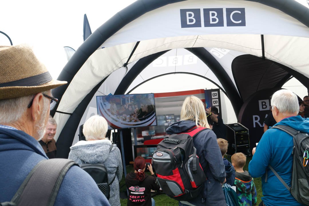 SimonWardPhoto's tweet photo. At @Countryfilelive  you can even have a go at presenting the news and weather like @harrylooknorth &amp; @KeeleyDonovan  at the @bbclooknorth @bbcyorkshire tent📸
#BBCCountryFileLive #CastleHoward https://t.co/8qywKnXnZD