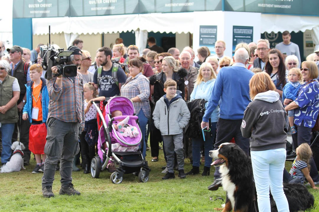 SimonWardPhoto's tweet photo. At @Countryfilelive  you can even have a go at presenting the news and weather like @harrylooknorth &amp; @KeeleyDonovan  at the @bbclooknorth @bbcyorkshire tent📸
#BBCCountryFileLive #CastleHoward https://t.co/8qywKnXnZD