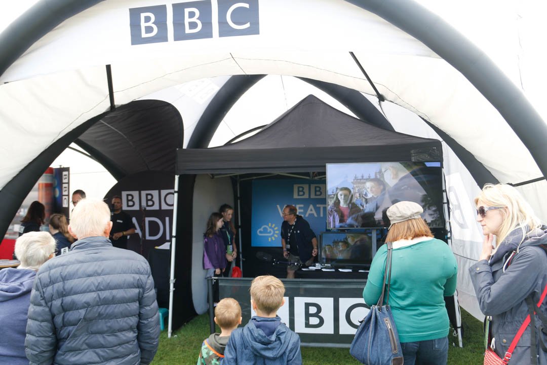 SimonWardPhoto's tweet photo. At @Countryfilelive  you can even have a go at presenting the news and weather like @harrylooknorth &amp; @KeeleyDonovan  at the @bbclooknorth @bbcyorkshire tent📸
#BBCCountryFileLive #CastleHoward https://t.co/8qywKnXnZD