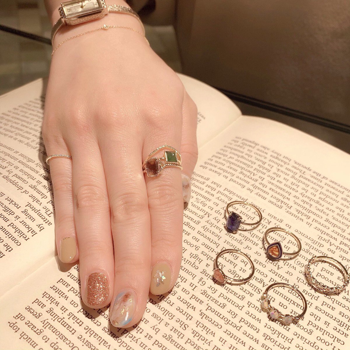 スタッフコーディネート_アガット 恵比寿アトレ】 手元を彩るカラー