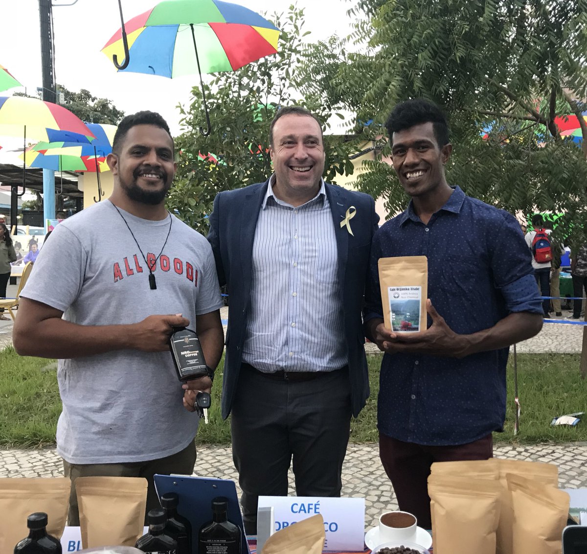 2 great returned seasonal workers. Nuno who set up a successful coffee business and Ameta who supplies his beans and won best coffee #Timorleste.  Used skills plus cash from their time in Australia to become successes back home. @SWPAustralia <a href="/SWP_TL/">SWP Timor-Leste</a>  I’m the one in the middle