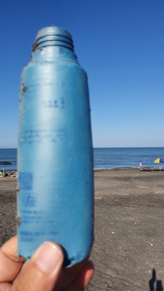 aletar's tweet photo. Dopo la mareggiata il #mare ha vomitato di tutto: bottiglie e flaconi di #plastica, vetro, lattine, tappi, cannucce, pantofole e polistirolo. Abbiamo piazzato un altro cartello e segnalato i rifiuti raccolti al numero #PlasticRadar #Greenpeace #plasticfree #zerorifiuti #zerowaste https://t.co/7SO7QXJLuR