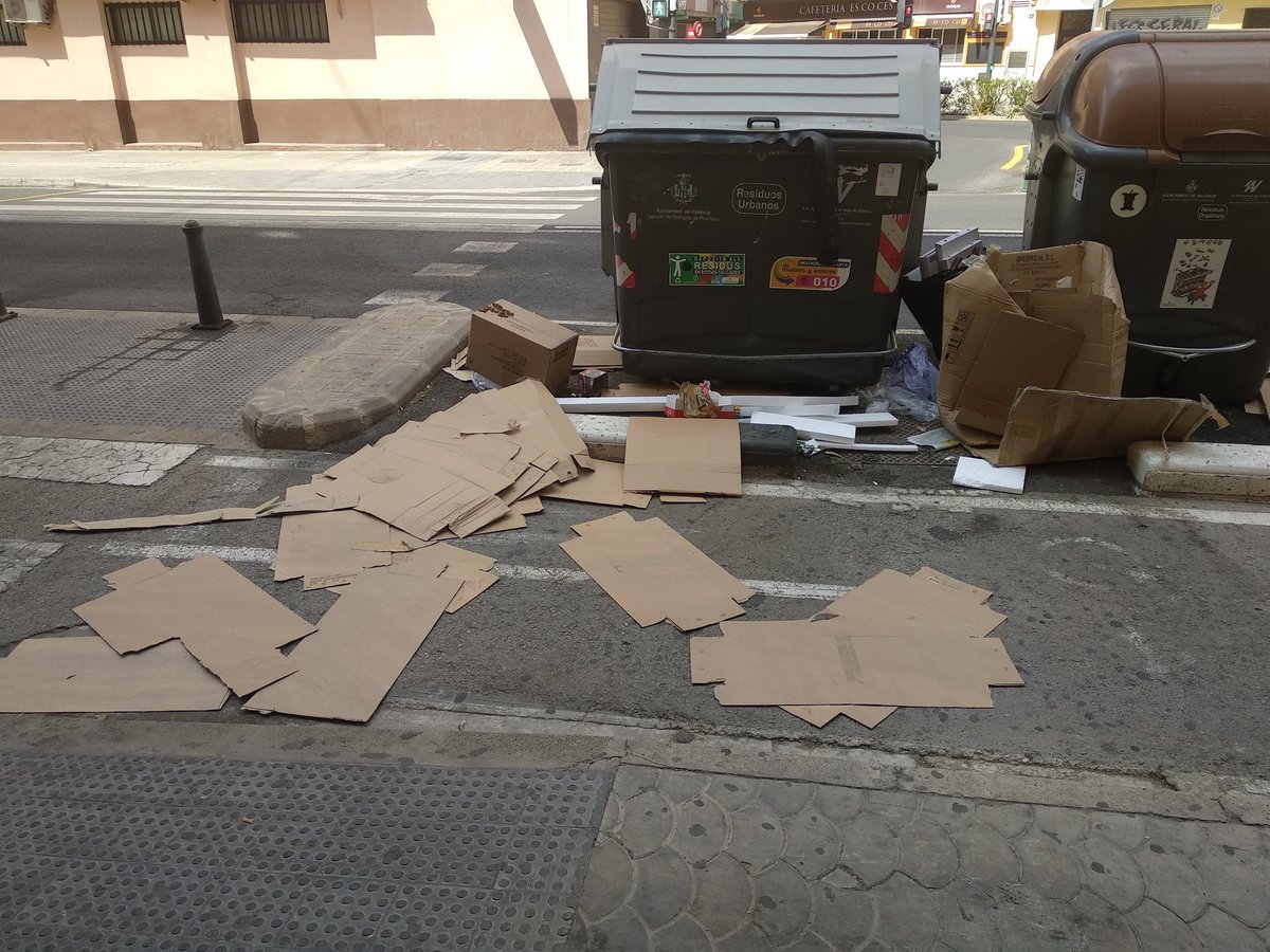 Edita_Bote's tweet photo. ¿Qué pasa con los servicios de limpieza de Valencia @joanribo? Estoy un poco cansada de ver las calles de mi ciudad hechas una mierda. #Siemprecivicanuncaincivica https://t.co/L2zM8xwVVC