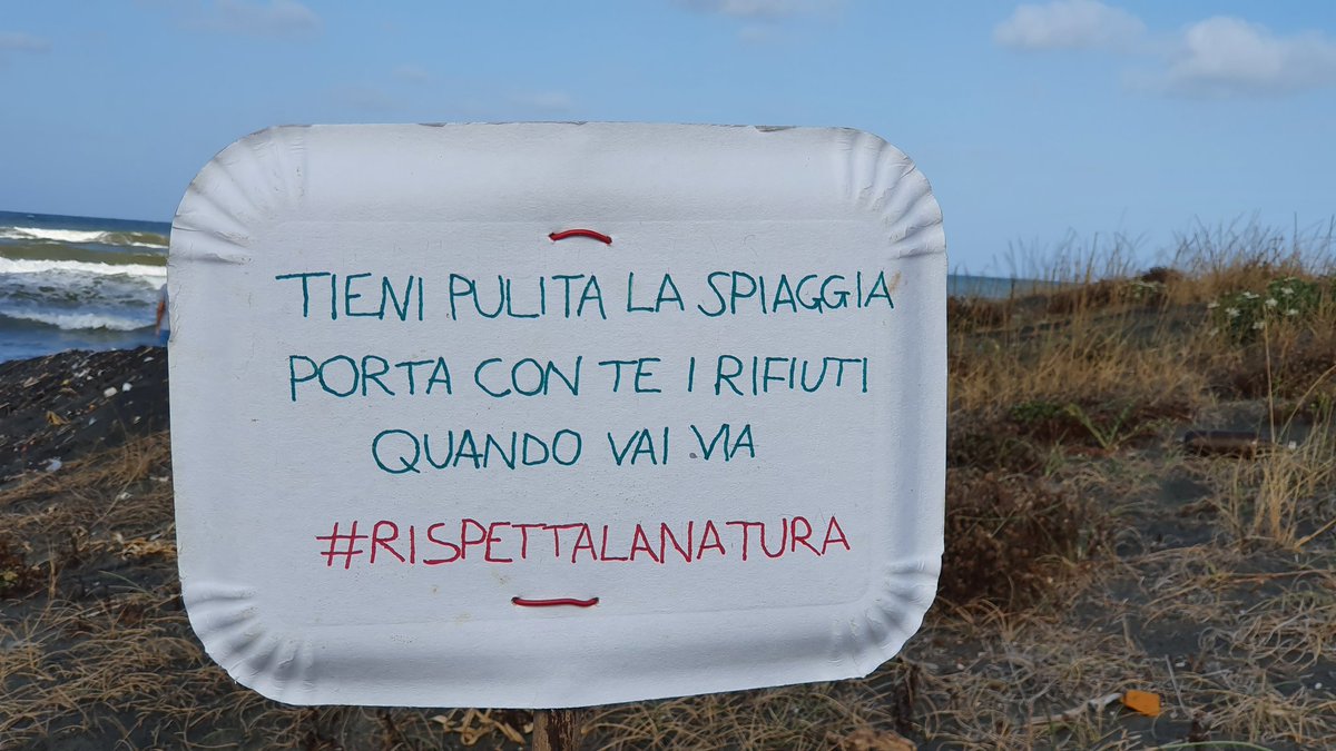 aletar's tweet photo. Dopo la mareggiata il #mare ha vomitato di tutto: bottiglie e flaconi di #plastica, vetro, lattine, tappi, cannucce, pantofole e polistirolo. Abbiamo piazzato un altro cartello e segnalato i rifiuti raccolti al numero #PlasticRadar #Greenpeace #plasticfree #zerorifiuti #zerowaste https://t.co/7SO7QXJLuR
