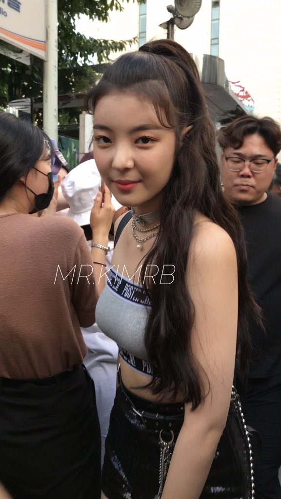 kf97_'s tweet photo. แง ชั้นเรียกลีอา แล้วลีอาหันมายิ้ม ก็อด #ITZY #있지 #LIA #리아 https://t.co/rC7LCyIrcg