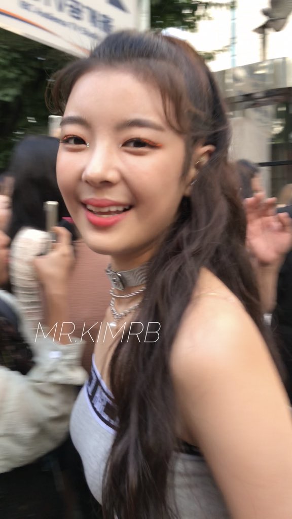 kf97_'s tweet photo. แง ชั้นเรียกลีอา แล้วลีอาหันมายิ้ม ก็อด #ITZY #있지 #LIA #리아 https://t.co/rC7LCyIrcg