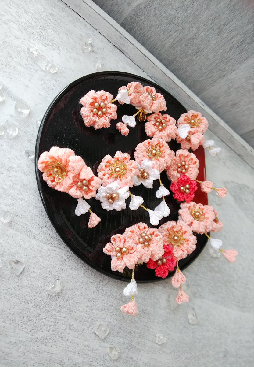 🌸新作のお知らせ🌸 誉桜の髪飾り つまみ細工でもちマスの髪飾りを作り