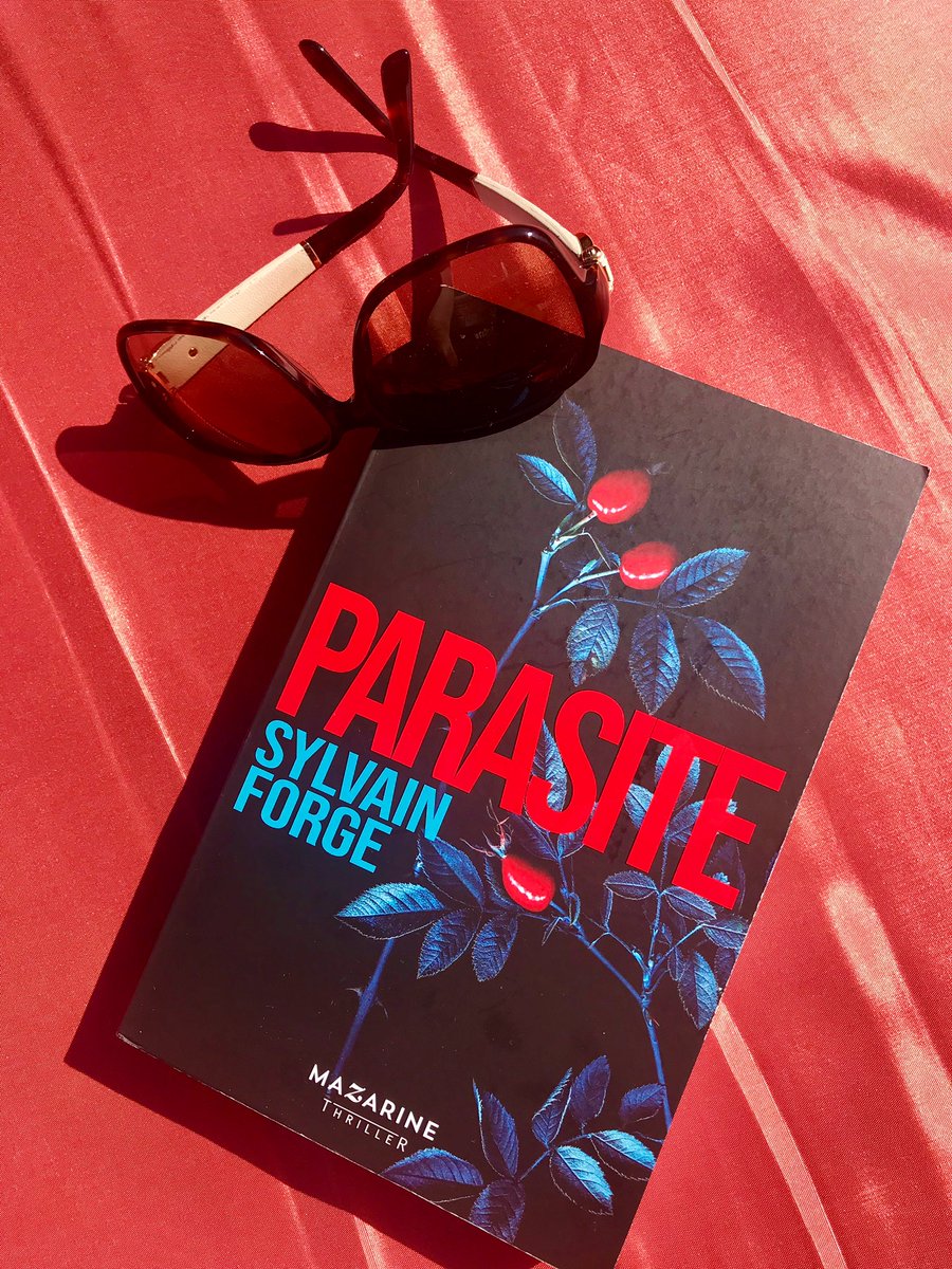 llena__'s tweet photo. Du soleil, un transat, un bouquin .... Bon #VendrediLecture 📚☀️😎 #parasite #SylvainForge https://t.co/eIpDt5j5m2