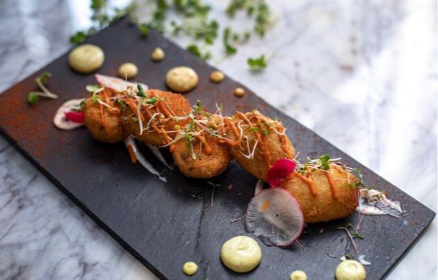 foodloversindia's tweet photo. The menu and decor at recently opened Punkah House explores the shared colonial history of the Indian subcontinent, through modern eyes. 
.
.
https://t.co/EcGuCf90QE

#PunkahHouse #ColonialDecor #CuratedCocktails #IndianCuisine #BurmeseCuisine #RecentOpenings #Restaurant https://t.co/ytKoXasWLr
