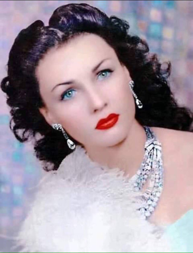 جميلة الجميلات الأميرة  فوزية فؤاد ..

قال عنها زوجها شاه إيران محمد رضا بهلوي في مذكراته بعد طلاقهما بسنوات عديدة " كانت فوزية مؤنسة ومرحه وكانت ذات ثقافة مصقولة تتقن الفرنسية والإيطالية والإسبانية والبرتغالية والإنجليزية والألمانية واليونانية والروسية والتركية بطلاقة بينما أنا