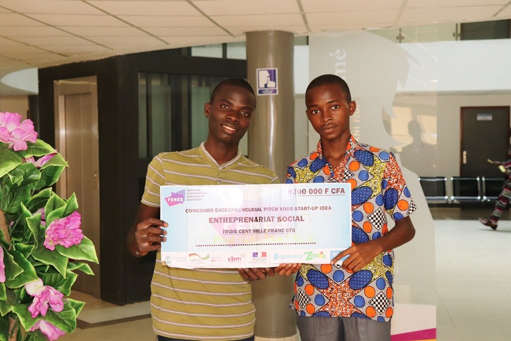 UniveLomeTg's tweet photo. 2 étudiants de @UniveLomeTg, Sitsopé Sékpona et Jean Amouzou, ont remporté le 31 mai 2019, le Prix du meilleur projet d'entrepreneuriat social lors de la 1ère Édition du @FENES2019 grâce à un projet de création d'1 mini-générateur électrique. UL est fier. https://t.co/IwC8fmdc5C https://t.co/CSet0DiDDW