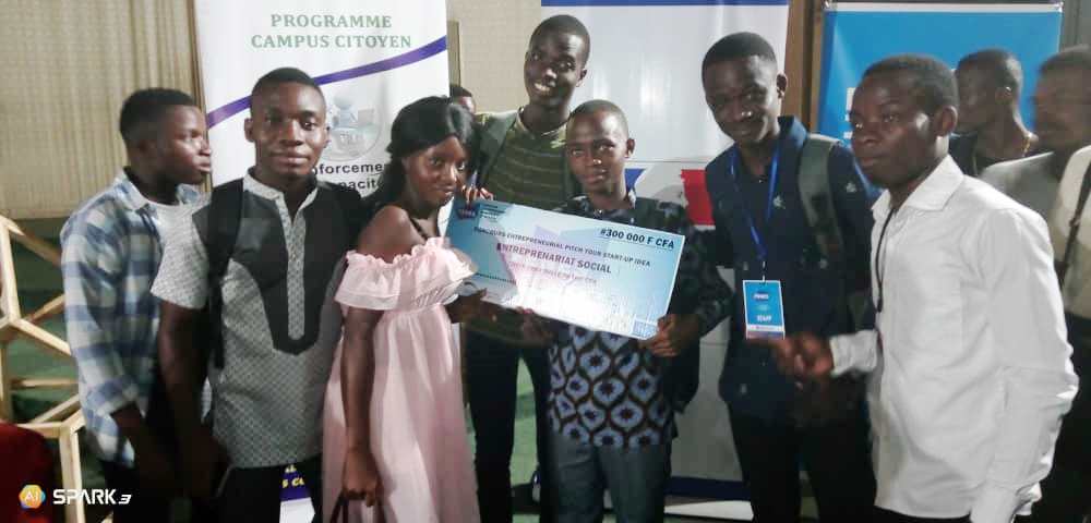 UniveLomeTg's tweet photo. 2 étudiants de @UniveLomeTg, Sitsopé Sékpona et Jean Amouzou, ont remporté le 31 mai 2019, le Prix du meilleur projet d'entrepreneuriat social lors de la 1ère Édition du @FENES2019 grâce à un projet de création d'1 mini-générateur électrique. UL est fier. https://t.co/IwC8fmdc5C https://t.co/CSet0DiDDW