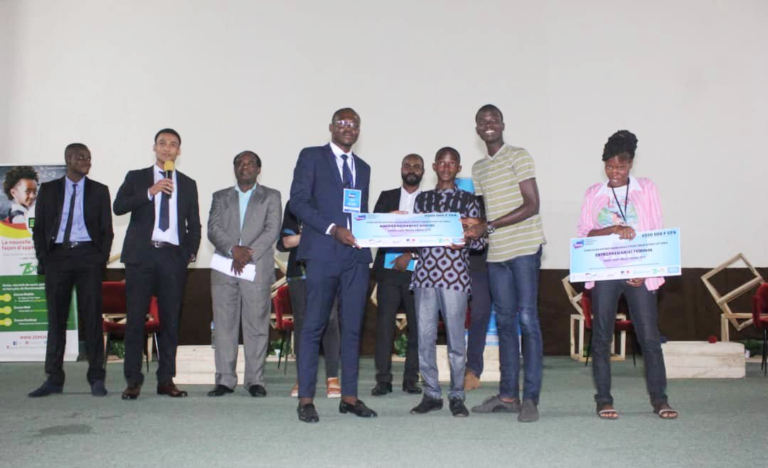 UniveLomeTg's tweet photo. 2 étudiants de @UniveLomeTg, Sitsopé Sékpona et Jean Amouzou, ont remporté le 31 mai 2019, le Prix du meilleur projet d'entrepreneuriat social lors de la 1ère Édition du @FENES2019 grâce à un projet de création d'1 mini-générateur électrique. UL est fier. https://t.co/IwC8fmdc5C https://t.co/CSet0DiDDW
