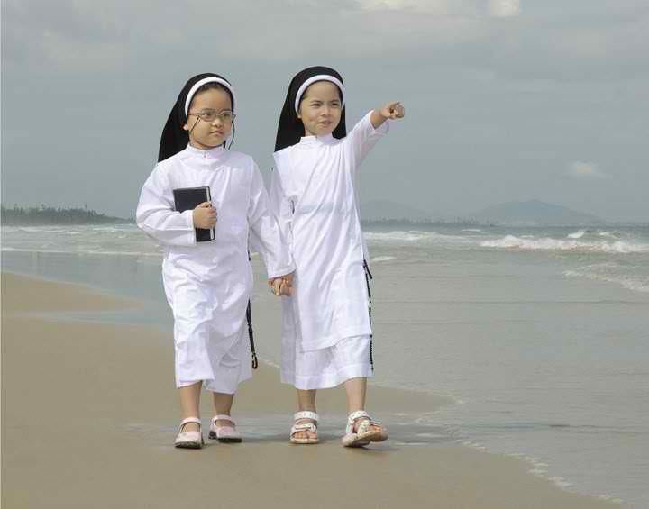HugotMadre's tweet photo. Yung feeling na bata ka pa lang naririnig mo na agad ang calling ng Panginoon para sayo. 😍🥰❤️✨ #MagMamadreAko #FutureSister #FutureNun #FutureMadre #MadrengPilipino #ReligiousSister #Vocation #Calling #ReligiousCalling
ctto https://t.co/YpgsIeadjX