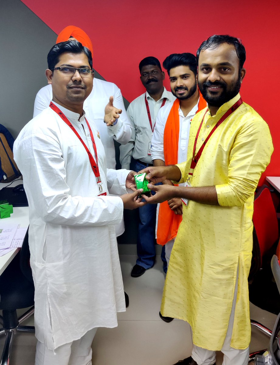 AbsoluteReports's tweet photo. The team adorned the Independence Day celebrations with traditional attire as the day concluded with a 'head-scratching' yet fun group quiz. 
#corporateevent #independencedaycelebrations #traditionals #funatoffice #marketresearch #researchreports #marketintelligence https://t.co/53FjHzSFxs