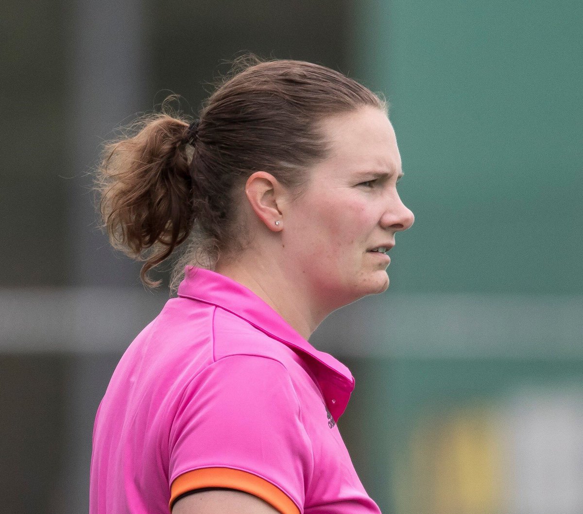 KNHB_NL's tweet photo. Trots op onze officials Rogier Warris (Technical Delegate), Yolande Brada (Umpires Manager) en scheidsrechters Claire Druijts, Jonas van 't Hek en Coen van Bunge, die vanaf vandaag actief zijn op het EK Hockey in Antwerpen. Veel plezier en succes! #fluitmee #zijfluittop #EHC2019 https://t.co/fT19GbGVHh
