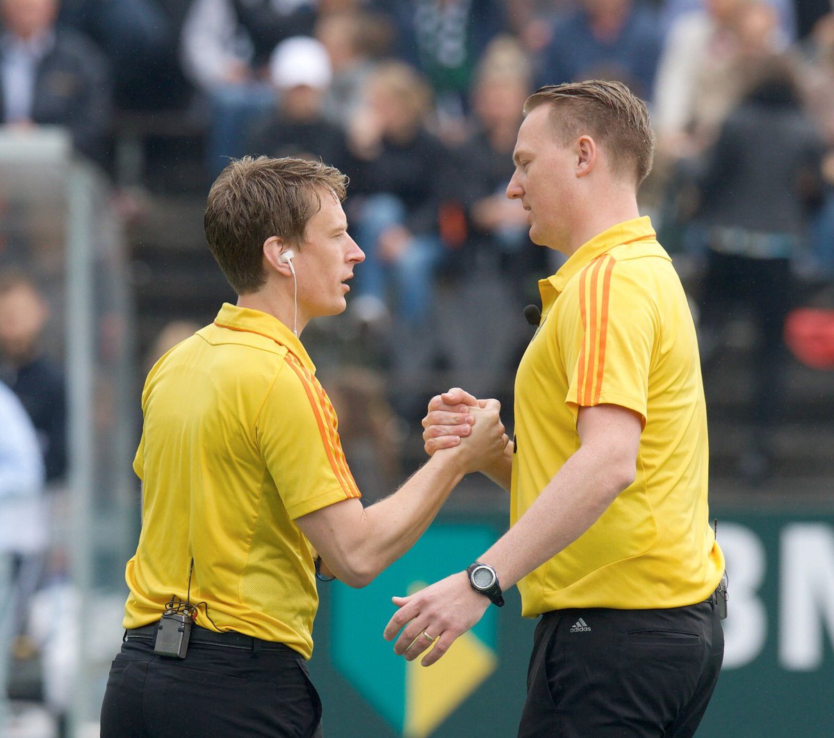 KNHB_NL's tweet photo. Trots op onze officials Rogier Warris (Technical Delegate), Yolande Brada (Umpires Manager) en scheidsrechters Claire Druijts, Jonas van 't Hek en Coen van Bunge, die vanaf vandaag actief zijn op het EK Hockey in Antwerpen. Veel plezier en succes! #fluitmee #zijfluittop #EHC2019 https://t.co/fT19GbGVHh