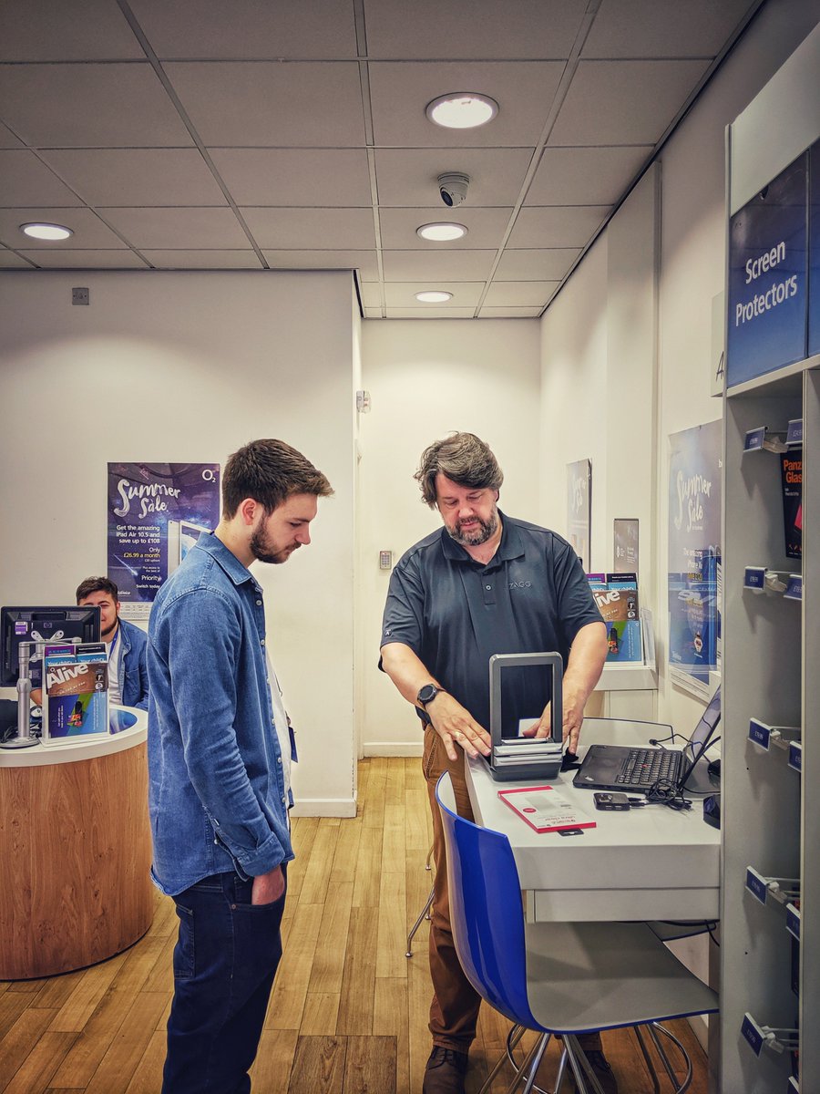 Our man Connor getting some great hands on training on how to apply the new range of Zagg screen protectors.

Come down to #MorpethO2 and get your handsets screen protected today 📱🔨