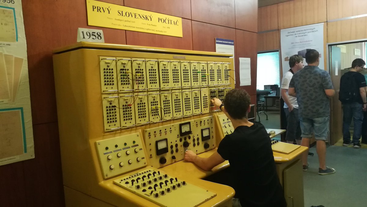 Qui a demandé à résoudre des équations différentielles sur le premier ordi de Slovaquie ?
#snt19