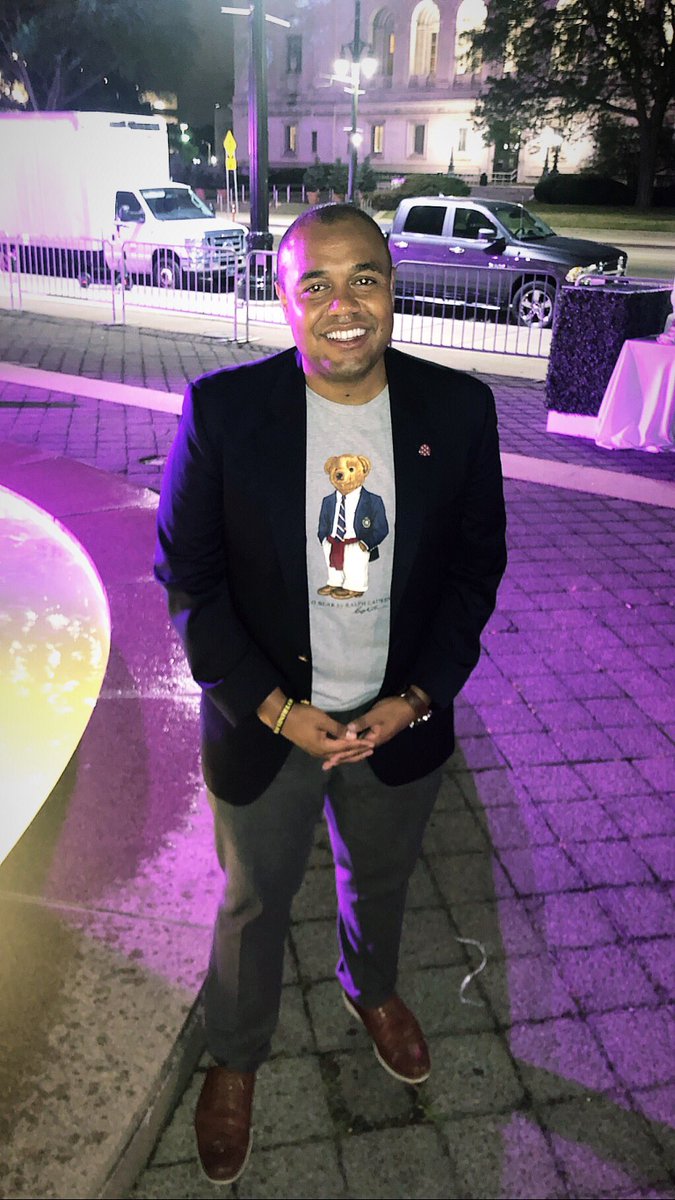 DexterCMason's tweet photo. My first #FashBash the books. I am grateful to serve on the Board of Directors on the @FJCdetroit at the @DIADetroit. ๐ญ https://t.co/9qDgdw9FSi