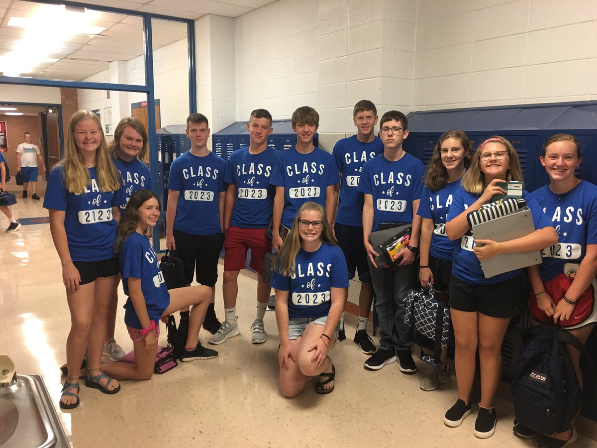 CheneyStuCo's tweet photo. What a fun way to do the second day of school...Class T-shirts!! #classshirts #yeet #classcolors #cardinalpride #newyearnewus https://t.co/bucka9eosc
