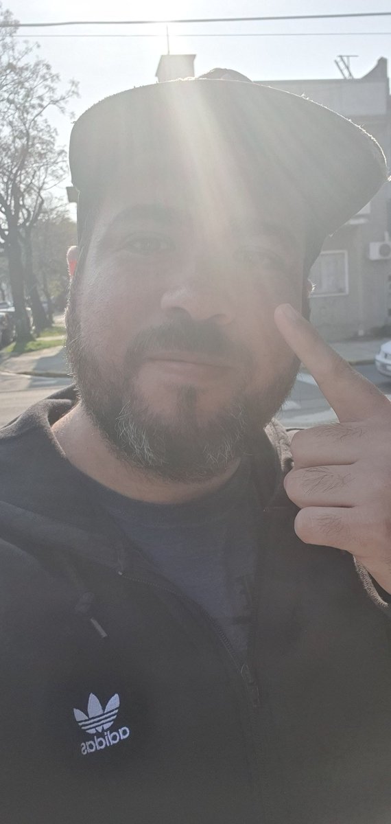 pelu87ok's tweet photo. #modoElu #GenteSelfie buen viernes bombas caminando por villa beboto!! @sexypipolradio @clementedeviaje @leogabes @Jesicall @HolaFES https://t.co/j5txKRtEzR