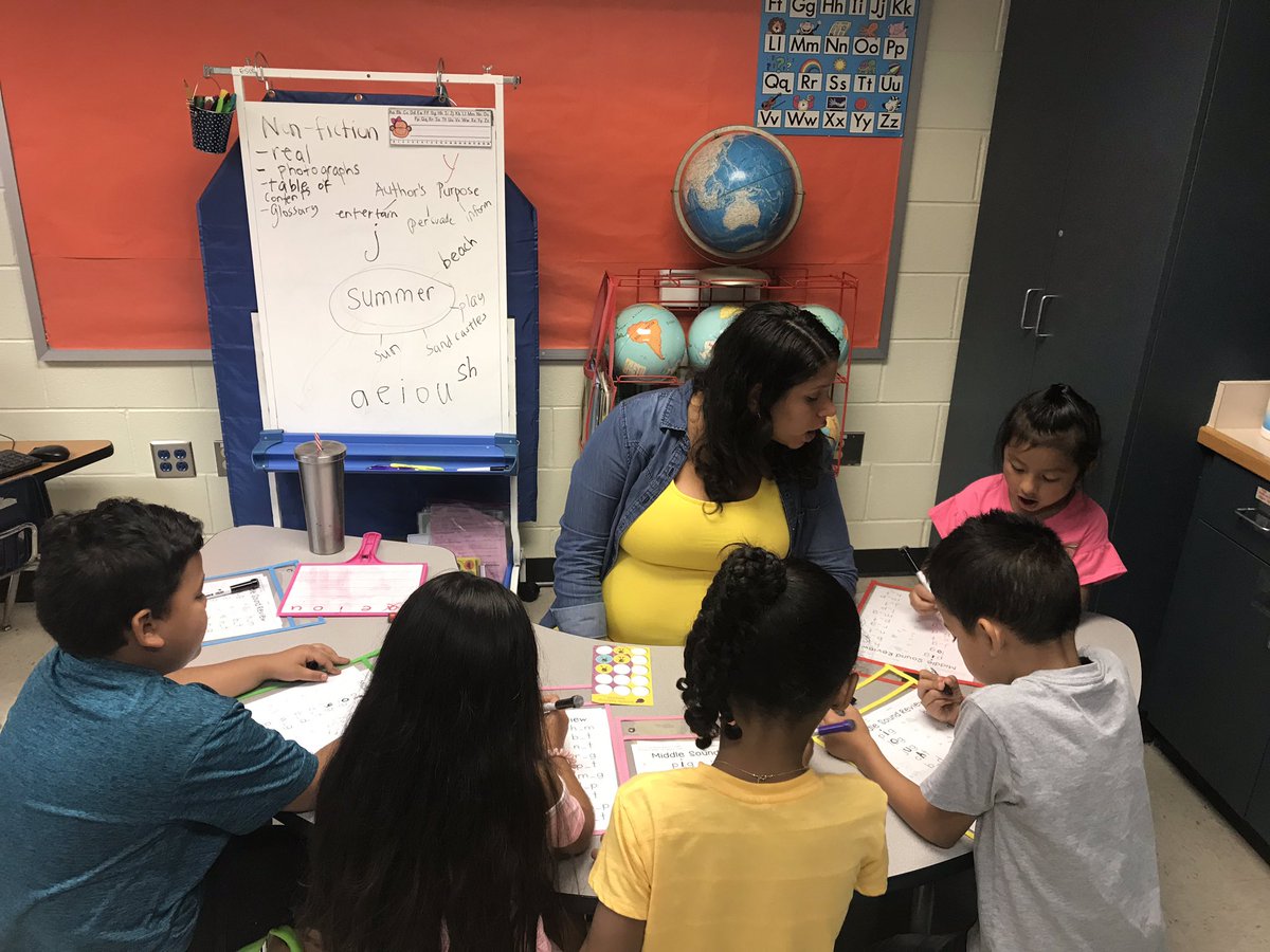 Lovethekids16's tweet image. Guided Reading at its best! Look at our Panther Reading machines!#readingiskey #smallgroupmagic #werise @FallingCreekES @Lovethekids16 @PJohnsonElemEd