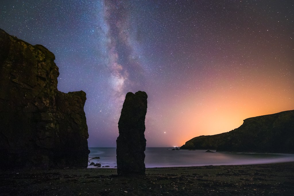 GrahamDalyPhoto's tweet photo. A sea stack situated at Trá Na Mbó along the Copper Coast in County Waterford, Ireland with the lovely Milky Way behind it
#milkyway #stars #ASTRO @CoastCopper @Failte_Ireland @VisitWaterford @DigitalCameraW @DCamMag @PhotographyWeek @DigitalSLRPhoto https://t.co/Skfm8EJDxh