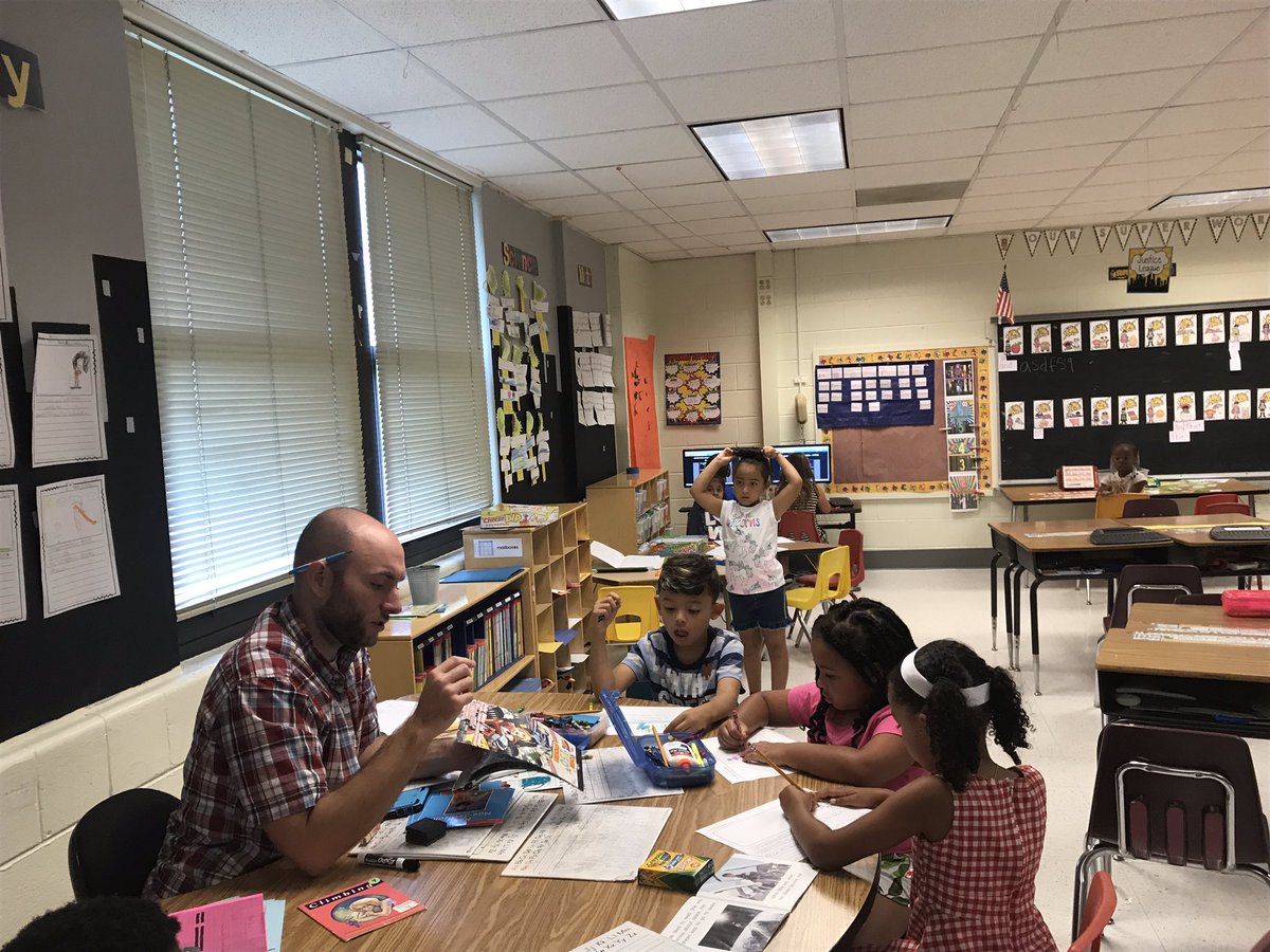 Lovethekids16's tweet image. Guided Reading at its best! Look at our Panther Reading machines!#readingiskey #smallgroupmagic #werise @FallingCreekES @Lovethekids16 @PJohnsonElemEd