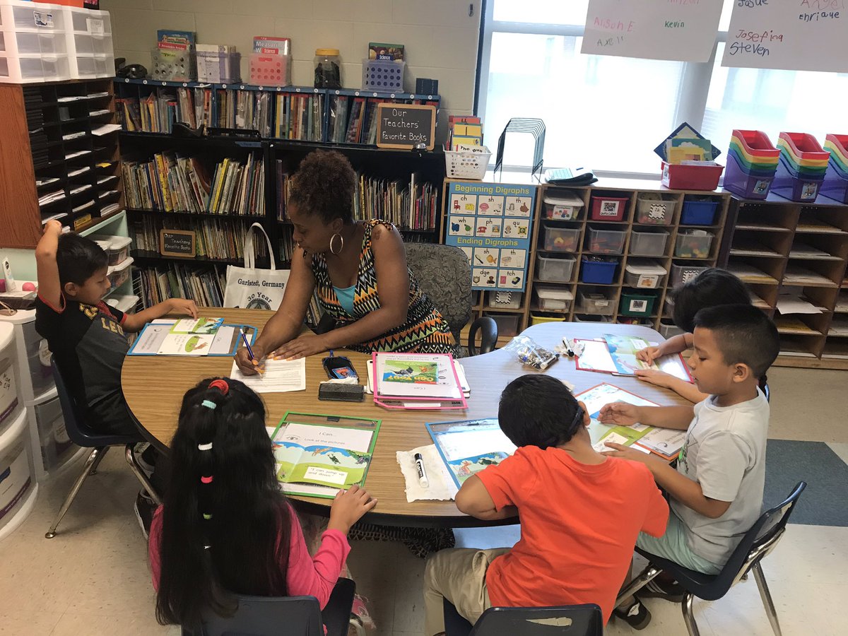 Lovethekids16's tweet image. Guided Reading at its best! Look at our Panther Reading machines!#readingiskey #smallgroupmagic #werise @FallingCreekES @Lovethekids16 @PJohnsonElemEd