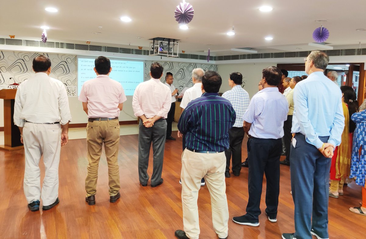 HpclNz's tweet photo. Taking pledge to keep cleanliness as priority.... Swachhta Pakhwada pledge at North Zone office at Delhi.
@Rg03Goel @HPCL @subodhbatra10 
#SwachhBharat https://t.co/ctsThbaBPP